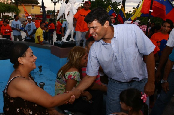 Leopoldo López en su recorrido en el sector de Santa Lucía, Maracaibo