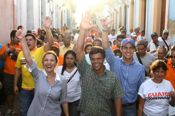 Leopoldo López junto a Fabiola Colmenarez y Juan Guaidó en la celebración de la bajada de Los Reyes Magos de Guamacho en Vargas