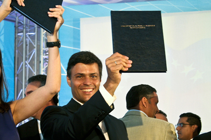 Leopoldo López con el libro de los lineamientos del Gobierno de la Unidad