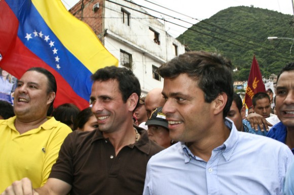 Leopoldo López junto al precandidato Henrique Capriles Radonski en su recorrido por las calles del centro de Maiquetía