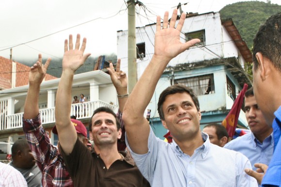 Leopoldo López junto a Henrique Capriles Radonski en el recorrido del centro de Maiquetía