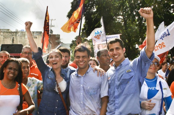 Leopoldo López junto a Fabiola Colmenarez, candidata para la Alcaldía de Vargas y Juan Guaidó, candidato para la Gobernación de este Estado