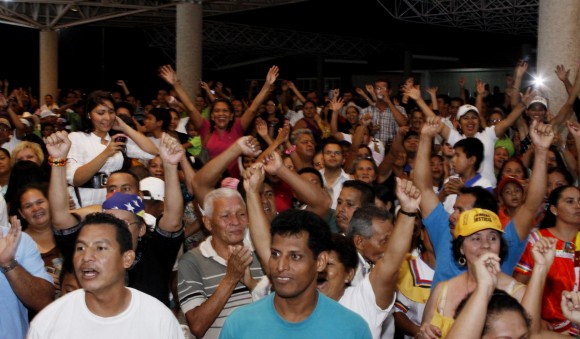 La Gente de Cantaura entusiasmada escuchando a sus líderes: Henrique Capriles Radonski y Leopoldo López