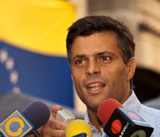 Apoyo Leopoldo a estudiantes