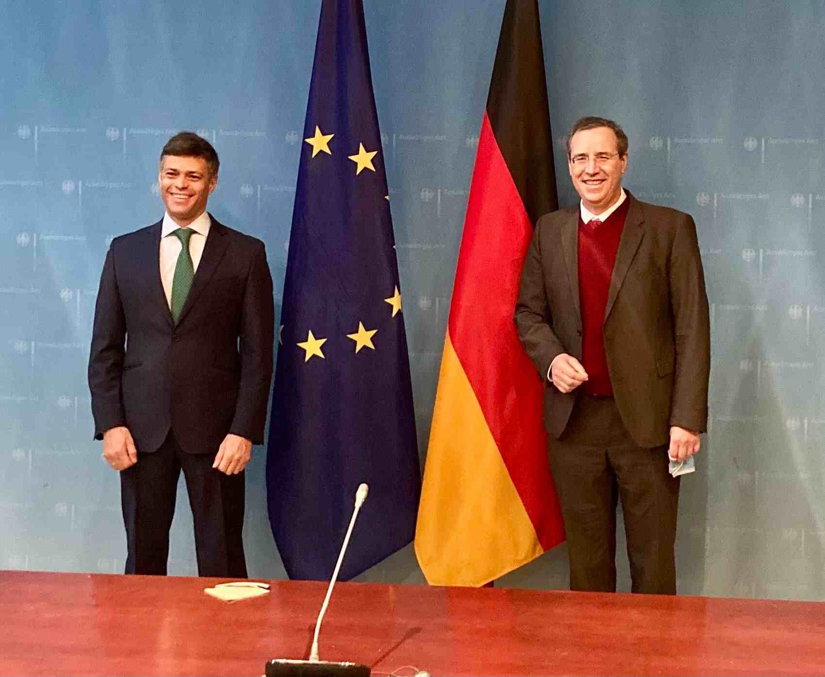 Leopoldo. junto al secretario de estado del Ministerio Federal de Asuntos Exteriores de la UE Miguel Berger